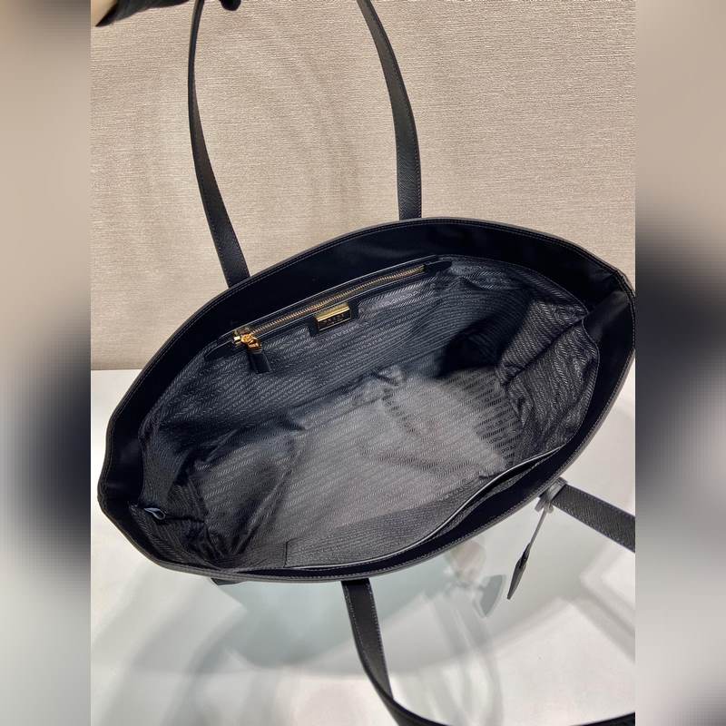 新款托特包 1BG527 這款經(jīng)久不衰的托特包是對經(jīng)典設(shè)計(jì)的重新演繹，采四進(jìn)口尼