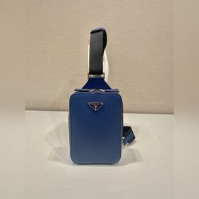 新款胸包 2VZ106胸包新色 這款胸包采用進(jìn)口十字紋牛皮，雙向拉鍊設(shè)計(jì)，配有織