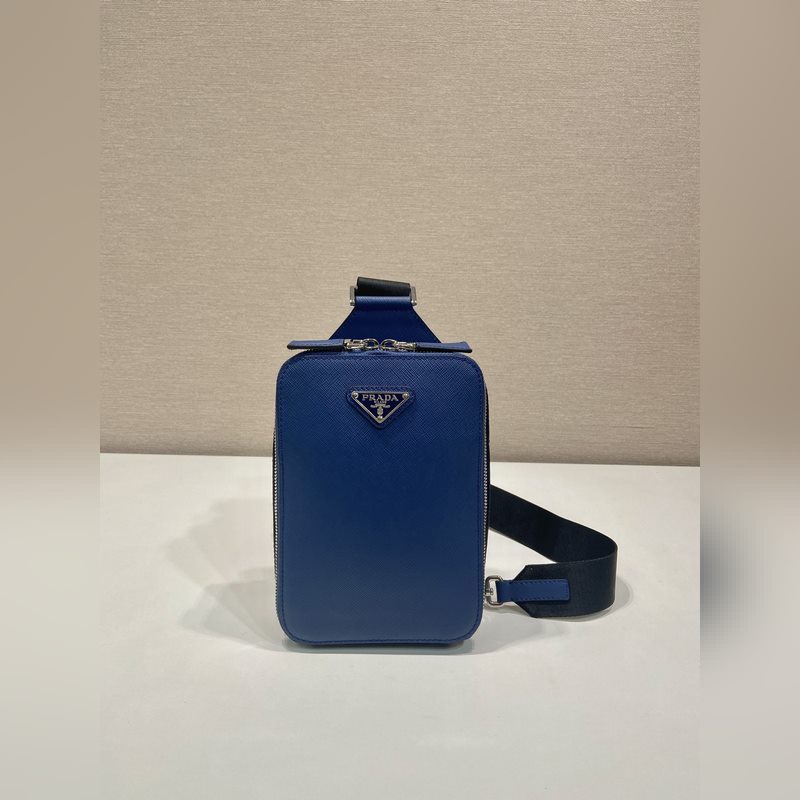 新款胸包 2VZ106胸包新色 這款胸包采用進口十字紋牛皮，雙向拉鍊設計，配有織