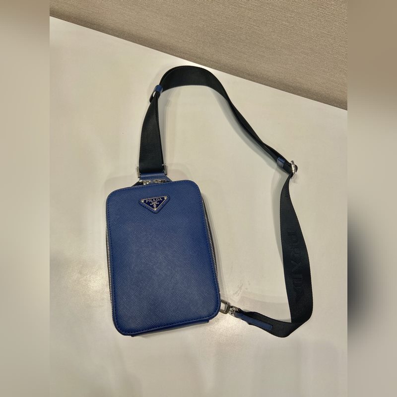 新款胸包 2VZ106胸包新色 這款胸包采用進口十字紋牛皮，雙向拉鍊設計，配有織