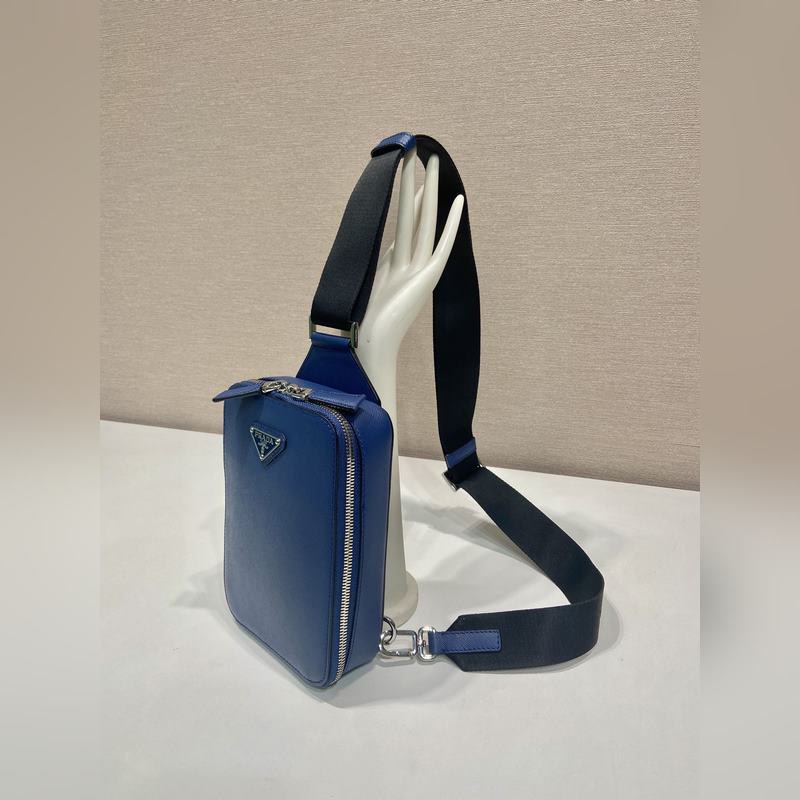 新款胸包 2VZ106胸包新色 這款胸包采用進口十字紋牛皮，雙向拉鍊設計，配有織