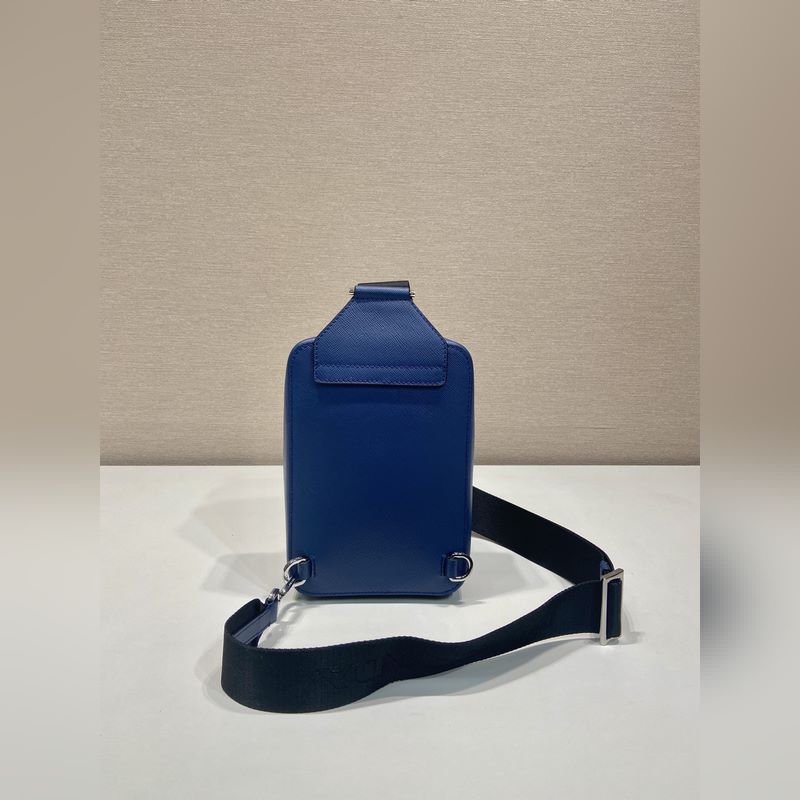 新款胸包 2VZ106胸包新色 這款胸包采用進口十字紋牛皮，雙向拉鍊設計，配有織