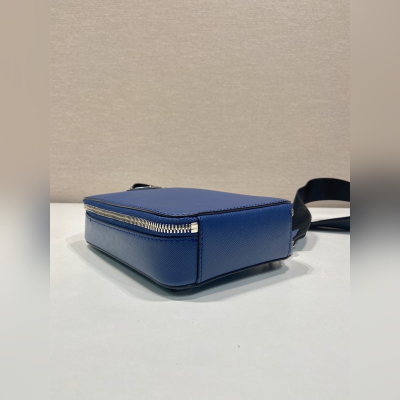 新款胸包 2VZ106胸包新色 這款胸包采用進口十字紋牛皮，雙向拉鍊設計，配有織