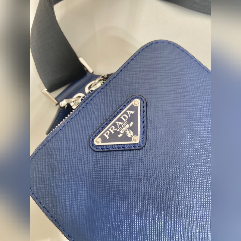 新款胸包 2VZ106胸包新色 這款胸包采用進口十字紋牛皮，雙向拉鍊設計，配有織