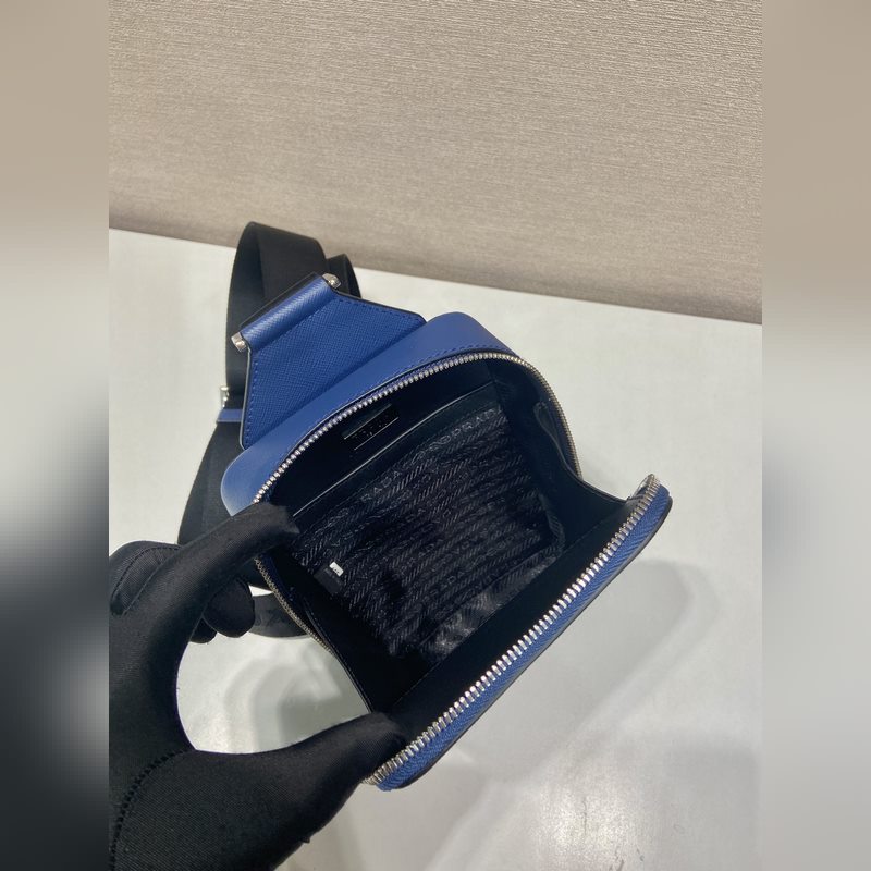 新款胸包 2VZ106胸包新色 這款胸包采用進口十字紋牛皮，雙向拉鍊設計，配有織