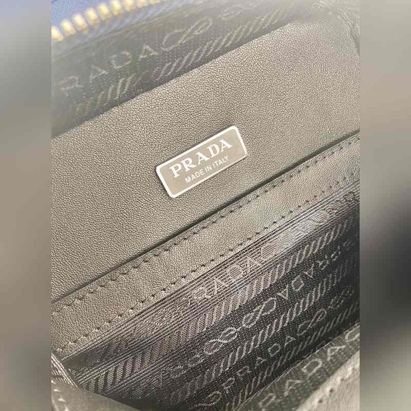 新款胸包 2VZ106胸包新色 這款胸包采用進口十字紋牛皮，雙向拉鍊設計，配有織