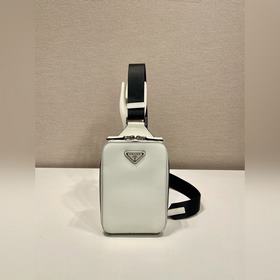 新款胸包 2VZ106胸包新色 這款胸包采用進(jìn)口十字紋牛皮，雙向拉鍊設(shè)計(jì)，配有織