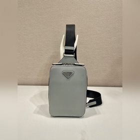 新款胸包 2VZ106胸包新色 這款胸包采用進(jìn)口十字紋牛皮，雙向拉鍊設(shè)計(jì)，配有織