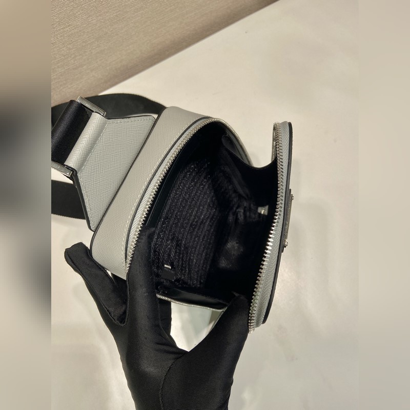 新款胸包 2VZ106胸包新色 這款胸包采用進口十字紋牛皮，雙向拉鍊設計，配有織