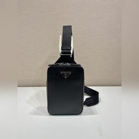 新款胸包 2VZ106胸包 這款胸包采用進(jìn)口十字紋牛皮，雙向拉鍊設(shè)計(jì)，配有織調(diào)節(jié)