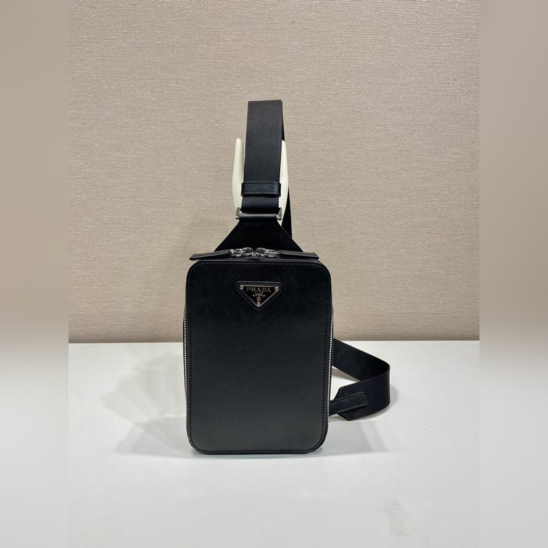 新款胸包 2VZ106胸包 這款胸包采用進口十字紋牛皮，雙向拉鍊設(shè)計，配有織調(diào)節(jié)