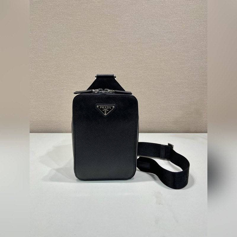 新款胸包 2VZ106胸包 這款胸包采用進口十字紋牛皮，雙向拉鍊設(shè)計，配有織調(diào)節(jié)