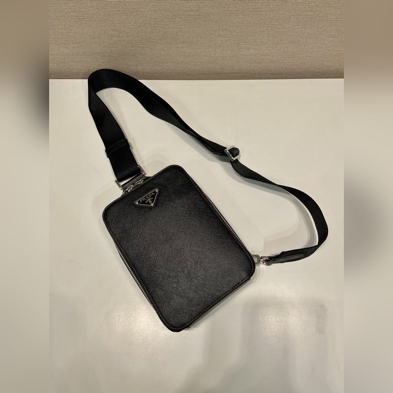 新款胸包 2VZ106胸包 這款胸包采用進口十字紋牛皮，雙向拉鍊設(shè)計，配有織調(diào)節(jié)