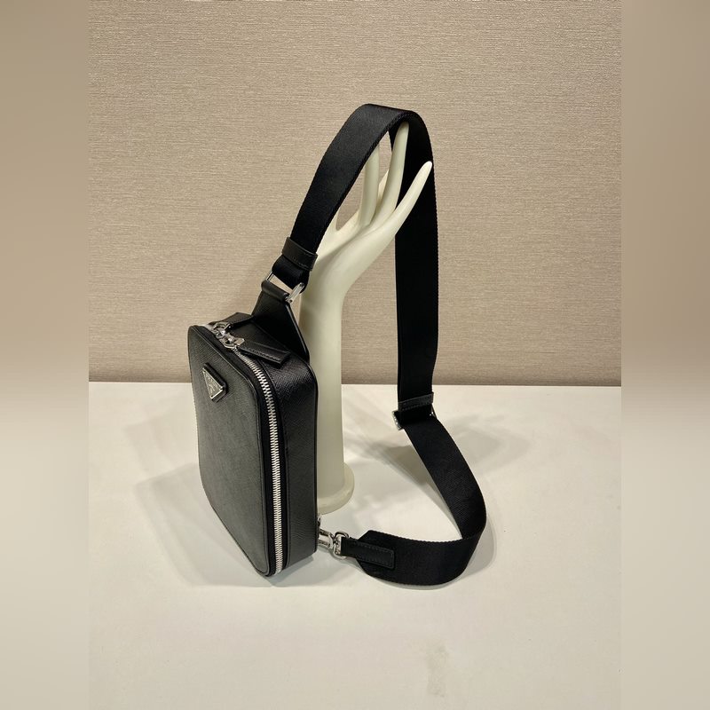 新款胸包 2VZ106胸包 這款胸包采用進口十字紋牛皮，雙向拉鍊設(shè)計，配有織調(diào)節(jié)