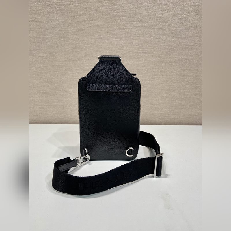 新款胸包 2VZ106胸包 這款胸包采用進口十字紋牛皮，雙向拉鍊設(shè)計，配有織調(diào)節(jié)