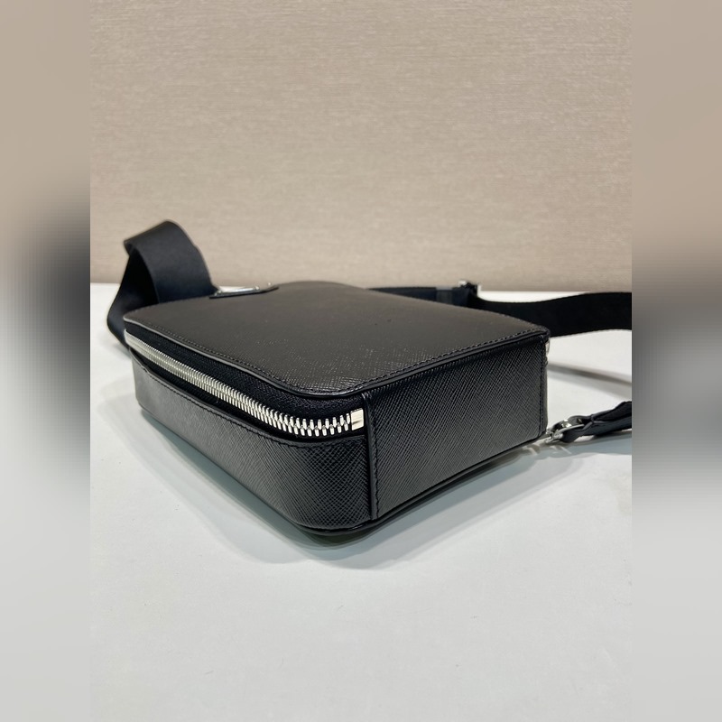 新款胸包 2VZ106胸包 這款胸包采用進口十字紋牛皮，雙向拉鍊設(shè)計，配有織調(diào)節(jié)