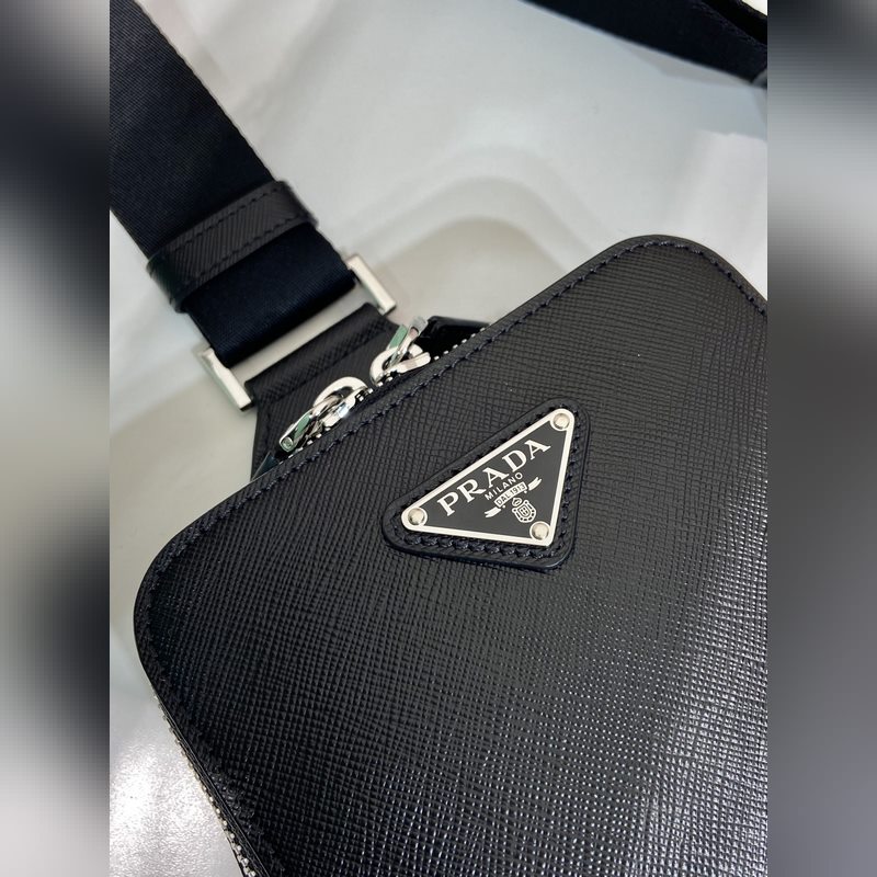 新款胸包 2VZ106胸包 這款胸包采用進口十字紋牛皮，雙向拉鍊設(shè)計，配有織調(diào)節(jié)