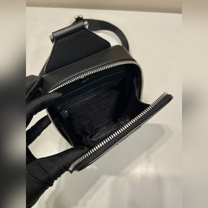 新款胸包 2VZ106胸包 這款胸包采用進口十字紋牛皮，雙向拉鍊設(shè)計，配有織調(diào)節(jié)