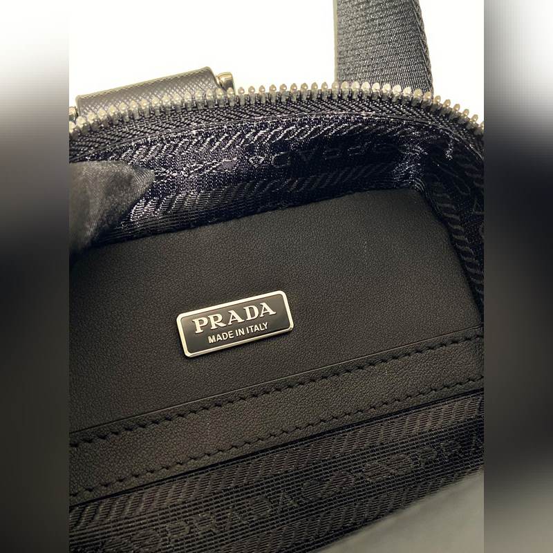 新款胸包 2VZ106胸包 這款胸包采用進口十字紋牛皮，雙向拉鍊設(shè)計，配有織調(diào)節(jié)