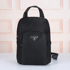 PRADA-普拉達(dá)最新款胸包 官網(wǎng)同步 采用原版進(jìn)口防水布料配原版五金 做工細(xì)節(jié)