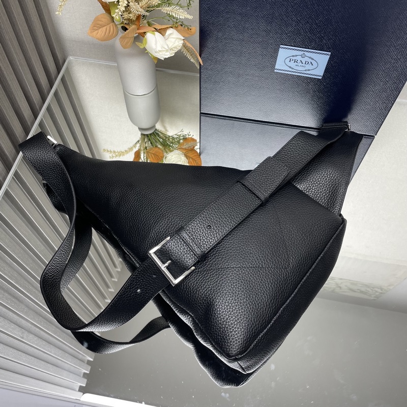 [頂級原單] 新款胸包 2VZ092荔枝紋全皮 2026秋冬男士胸包采用柔軟小牛