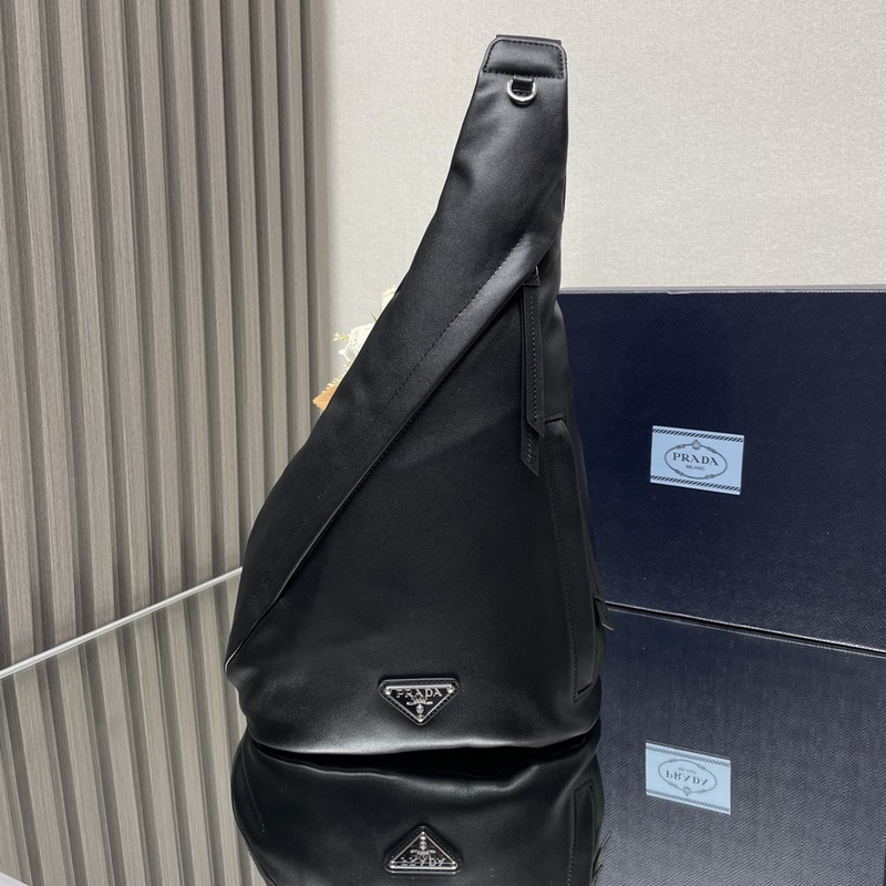 [頂級原單] 新款胸包 2VZ092全皮 2026秋冬男士胸包采用柔軟小牛皮革，