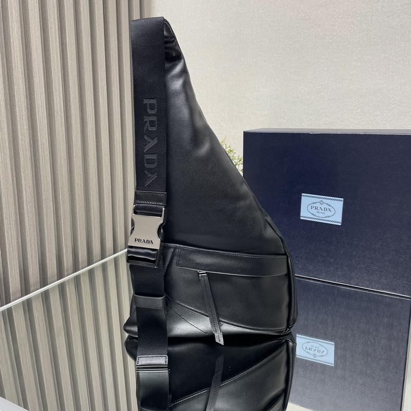 [頂級原單] 新款胸包 2VZ092全皮 2026秋冬男士胸包采用柔軟小牛皮革，