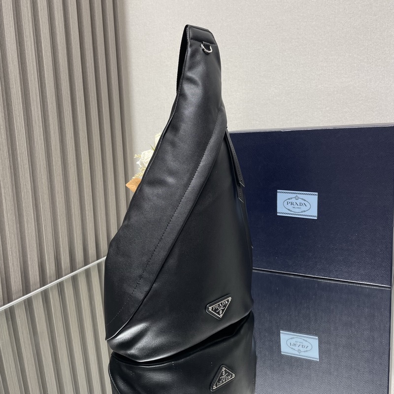 [頂級原單] 新款胸包 2VZ092全皮 2026秋冬男士胸包采用柔軟小牛皮革，