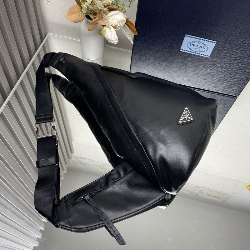 [頂級原單] 新款胸包 2VZ092全皮 2026秋冬男士胸包采用柔軟小牛皮革，