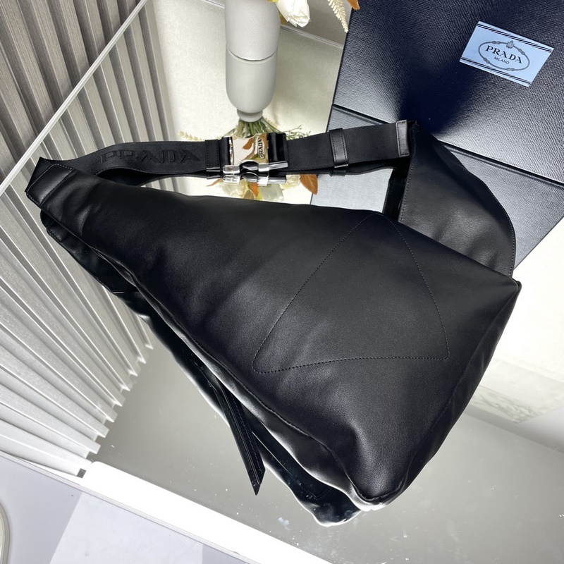 [頂級原單] 新款胸包 2VZ092全皮 2026秋冬男士胸包采用柔軟小牛皮革，