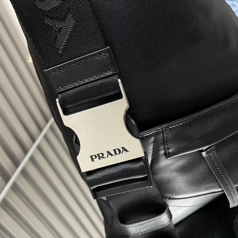 [頂級原單] 新款胸包 2VZ092全皮 2026秋冬男士胸包采用柔軟小牛皮革，