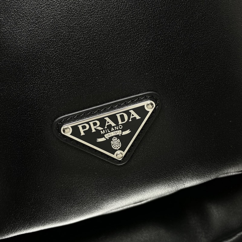 [頂級原單] 新款胸包 2VZ092全皮 2026秋冬男士胸包采用柔軟小牛皮革，