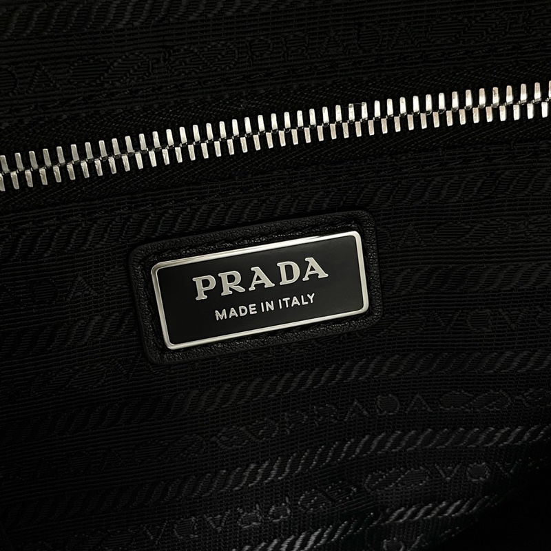 [頂級原單] 新款胸包 2VZ092全皮 2026秋冬男士胸包采用柔軟小牛皮革，