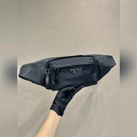 新款腰包 2VL978腰包/胸包 這款經(jīng)典的腰包采用標(biāo)志性的進(jìn)口尼龍制作，并腰包