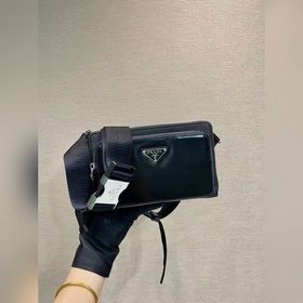 新款腰包 2VH156A 這款簡約而百搭的腰包/胸包采用進(jìn)口尼龍面料和亮面牛皮，