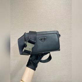 新款腰包 2VH156 這款簡約而百搭的腰包/胸包采用進(jìn)口小牛皮，呈現(xiàn)科技感細(xì)節(jié)