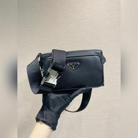 新款腰包 2VH156 這款簡約而百搭的腰包/胸包采用進(jìn)口十字紋，呈現(xiàn)科技感細(xì)節(jié)