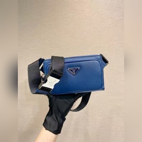 新款腰包 2VH156 這款簡約而百搭的腰包/胸包采用進(jìn)口十字紋，呈現(xiàn)科技感細(xì)節(jié)