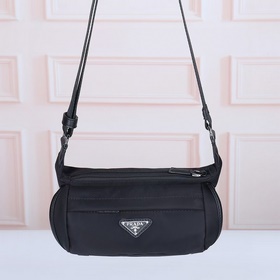 PRADA-普拉達(dá)最新款胸包/腰包 官網(wǎng)同步 采用原版進(jìn)口防水布料配原版五金 做