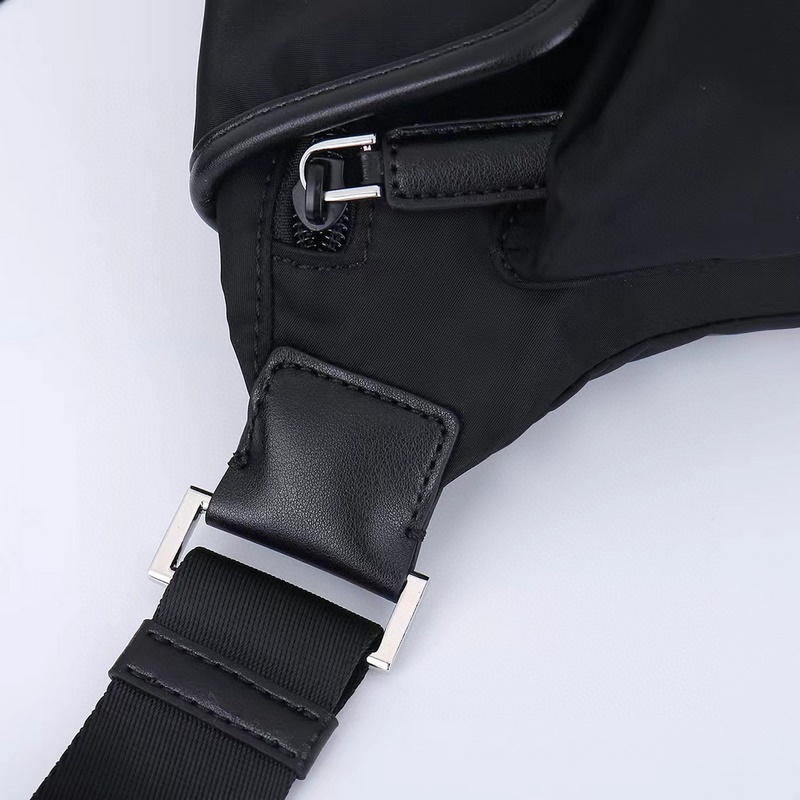 PRADA-普拉達(dá)最新款胸包/腰包 官網(wǎng)同步 采用原版進口防水布料配原版五金 做