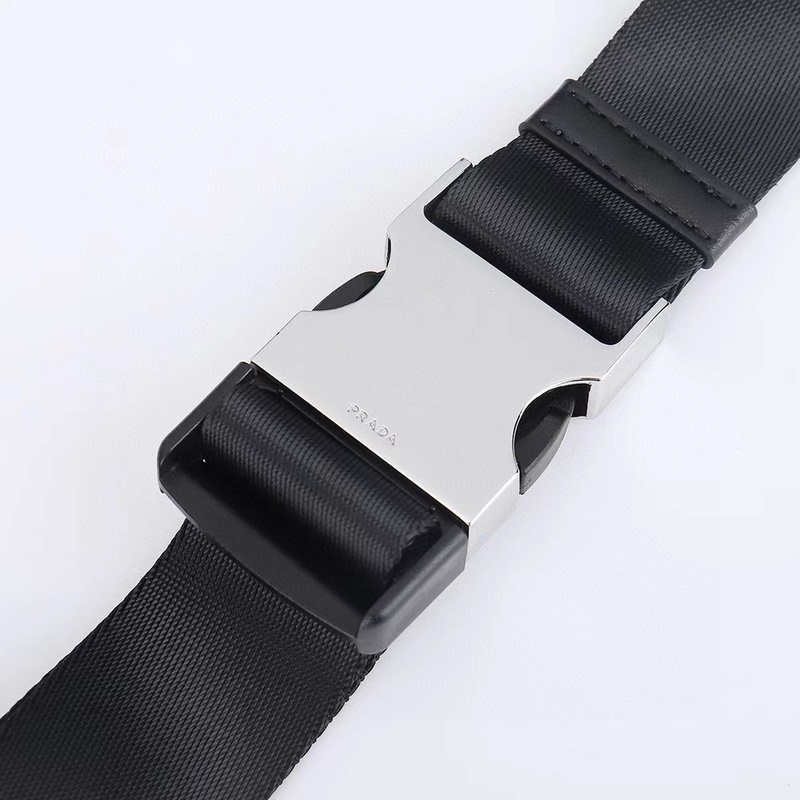 PRADA-普拉達(dá)最新款胸包/腰包 官網(wǎng)同步 采用原版進口防水布料配原版五金 做