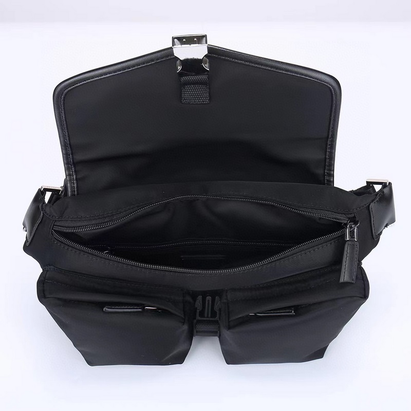 PRADA-普拉達(dá)最新款胸包/腰包 官網(wǎng)同步 采用原版進口防水布料配原版五金 做