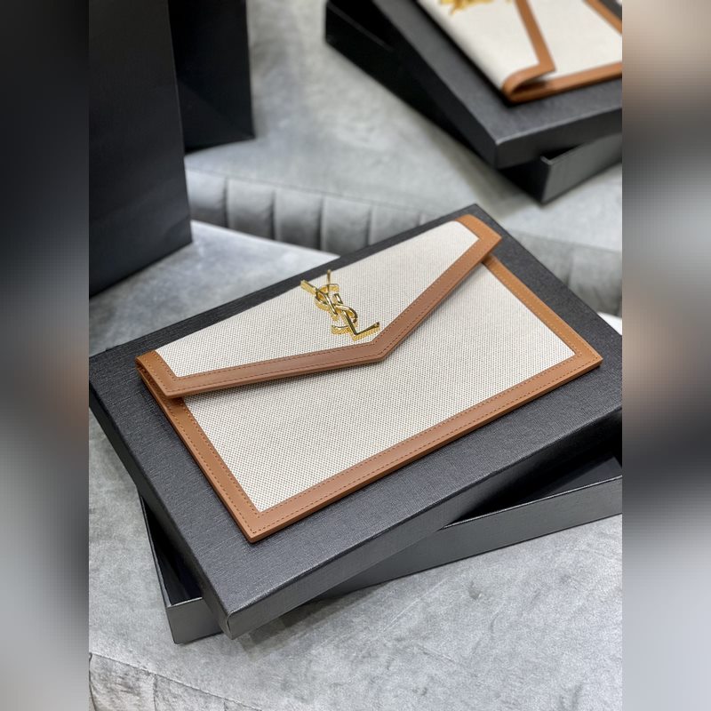 UPTOWN_新品手拿包 最經(jīng)典的標(biāo)志性金屬logo，意大利進(jìn)口牛皮，簡約又不失