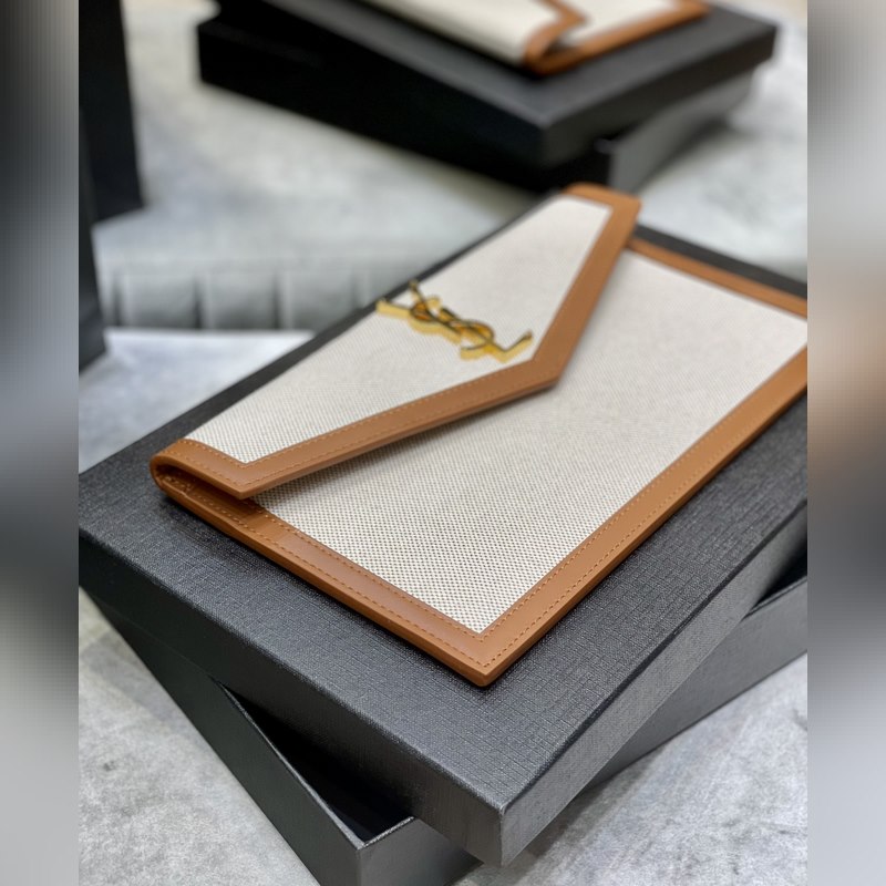 UPTOWN_新品手拿包 最經(jīng)典的標(biāo)志性金屬logo，意大利進(jìn)口牛皮，簡約又不失