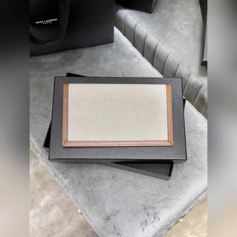 UPTOWN_新品手拿包 最經(jīng)典的標(biāo)志性金屬logo，意大利進(jìn)口牛皮，簡約又不失