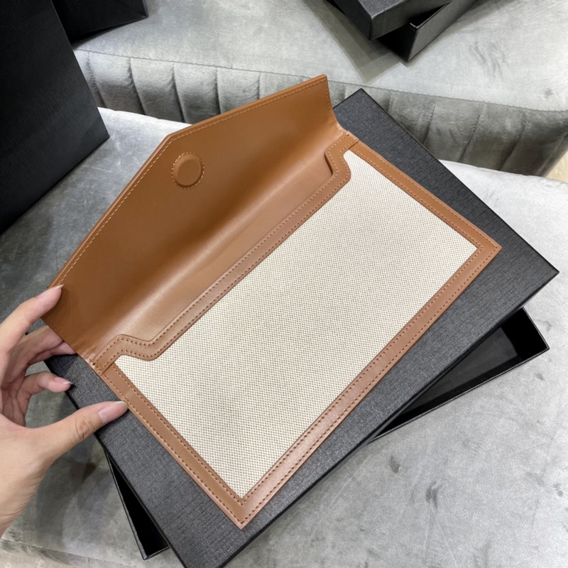 UPTOWN_新品手拿包 最經(jīng)典的標(biāo)志性金屬logo，意大利進(jìn)口牛皮，簡約又不失