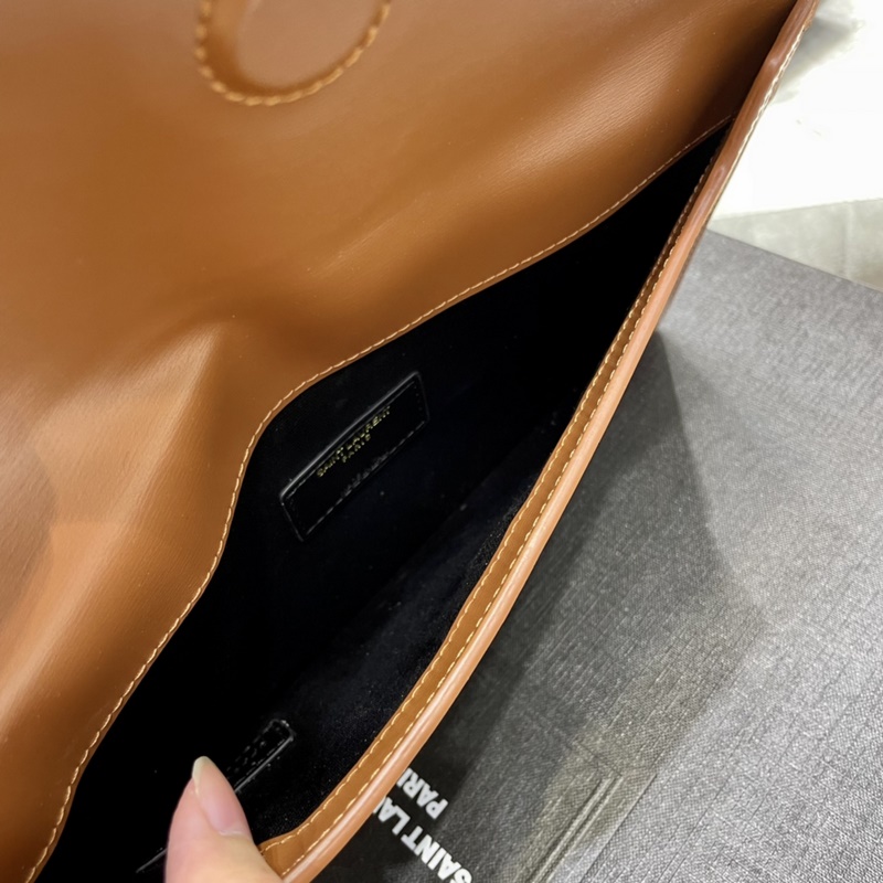 UPTOWN_新品手拿包 最經(jīng)典的標(biāo)志性金屬logo，意大利進(jìn)口牛皮，簡約又不失