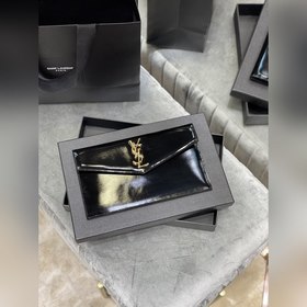 Uptown_新品手拿包 最經典的標志性金屬logo，意大利進口牛皮，簡約又不失