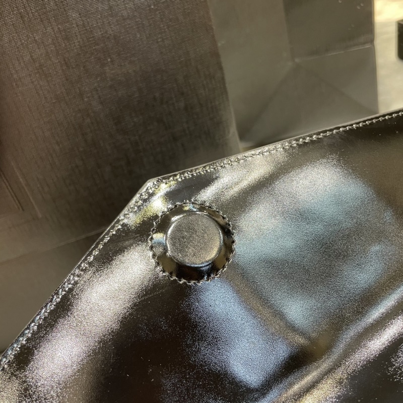 Uptown_新品手拿包 最經典的標志性金屬logo，意大利進口牛皮，簡約又不失