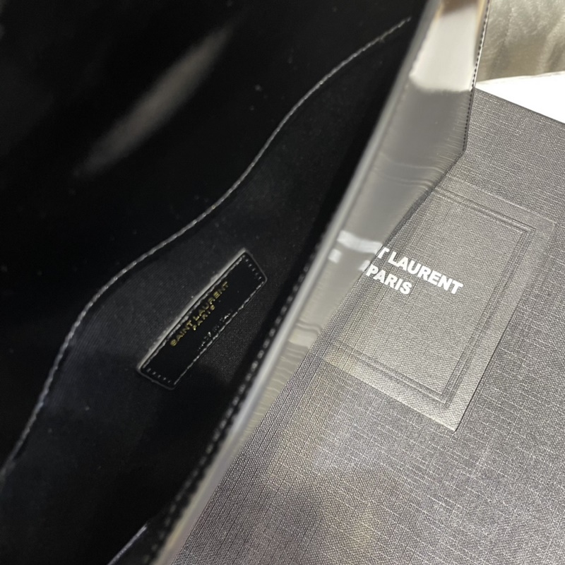 Uptown_新品手拿包 最經典的標志性金屬logo，意大利進口牛皮，簡約又不失